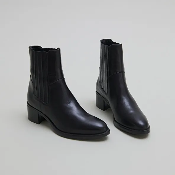 Boots with elastic band and square heel in black leather