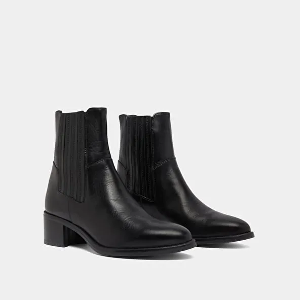 Boots with elastic band and square heel in black leather