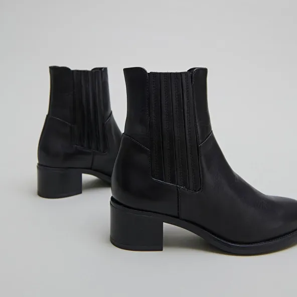 Boots with elastic band and square heel in black leather