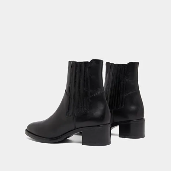 Boots with elastic band and square heel in black leather