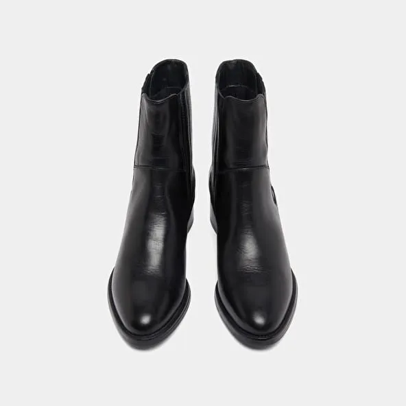 Boots with elastic band and square heel in black leather