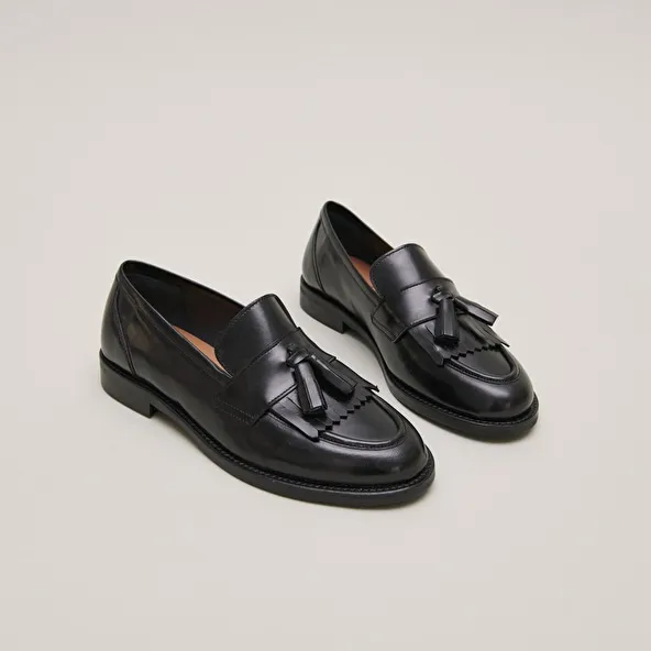 Flat heel loafers with tassels in black leather