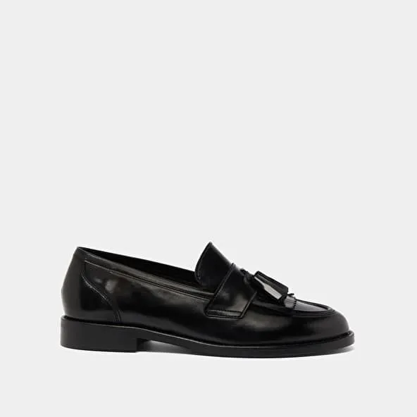 Flat heel loafers with tassels in black leather