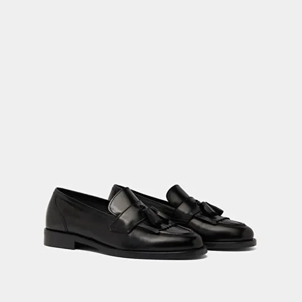 Flat heel loafers with tassels in black leather