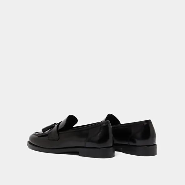 Flat heel loafers with tassels in black leather