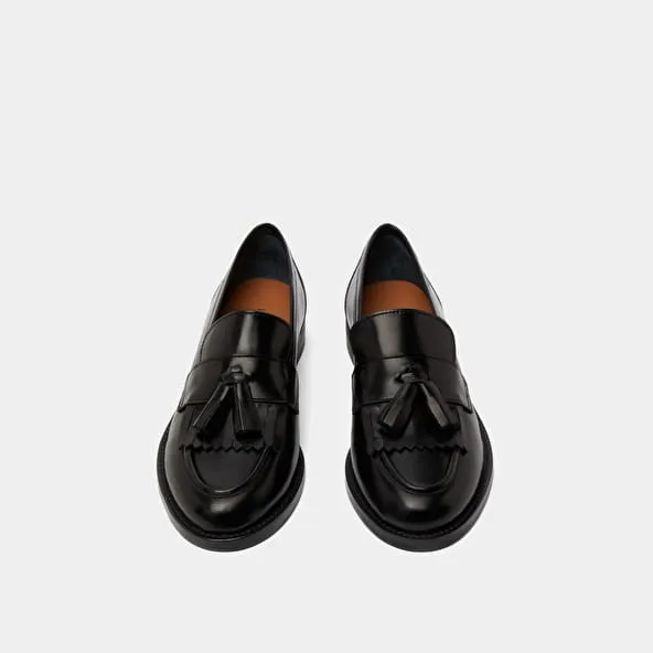 Flat heel loafers with tassels in black leather