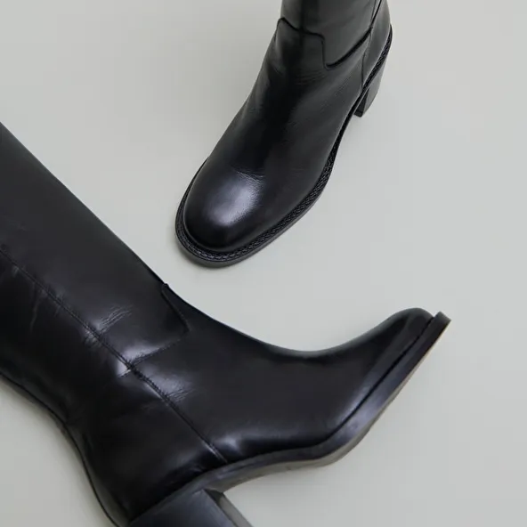 High heel boots in black leather