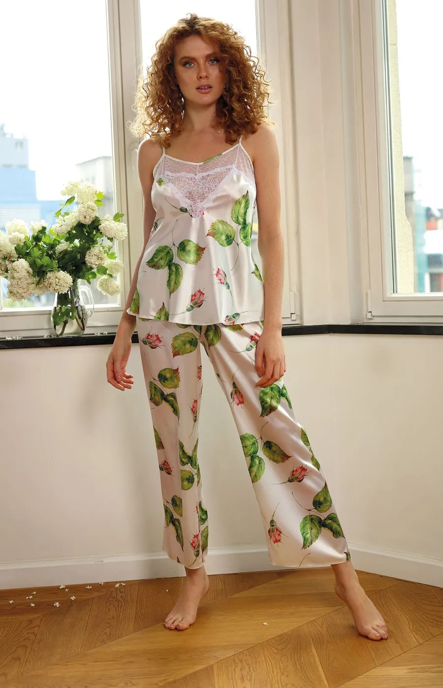 Pyjama en satin écru et dentelle imprimé roses